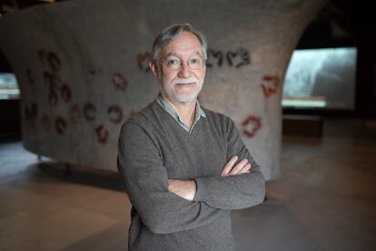 Roberto Ontañón, director de Cuevas Prehistóricas de Cantabria, delante de una de las representaciones de las cuevas.