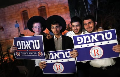 Judíos partidarios de Donald Trump sostienen pancartas en hebreo que muestran su apoyo al candidato, durante una campaña electoral organizada por los republicanos en Jerusalén (Israel) el 26 de octubre.