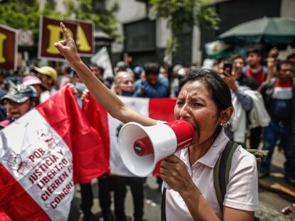 -FOTODELDIA- AME8526. LIMA (PERÚ), 07/12/2022.- Manifestantes, simpatizantes del presidente de Perú Pedro Castillo, celebran la noticia del cierre del Congreso, hoy en Lima (Perú). Castillo decretó este miércoles disolver temporalmente el Congreso e instaurar un Gobierno de emergencia nacional, horas antes de que el Parlamento debatiera una moción de vacancia (destitución) en su contra que podría haberle apartado de la jefatura del Estado. EFE/ Aldair Mejia
