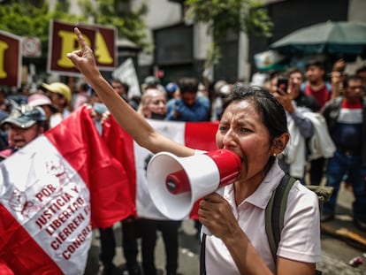 -FOTODELDIA- AME8526. LIMA (PERÚ), 07/12/2022.- Manifestantes, simpatizantes del presidente de Perú Pedro Castillo, celebran la noticia del cierre del Congreso, hoy en Lima (Perú). Castillo decretó este miércoles disolver temporalmente el Congreso e instaurar un Gobierno de emergencia nacional, horas antes de que el Parlamento debatiera una moción de vacancia (destitución) en su contra que podría haberle apartado de la jefatura del Estado. EFE/ Aldair Mejia