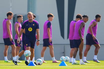 Hansi Flick, durante el último entrenamiento del Barcelona.
