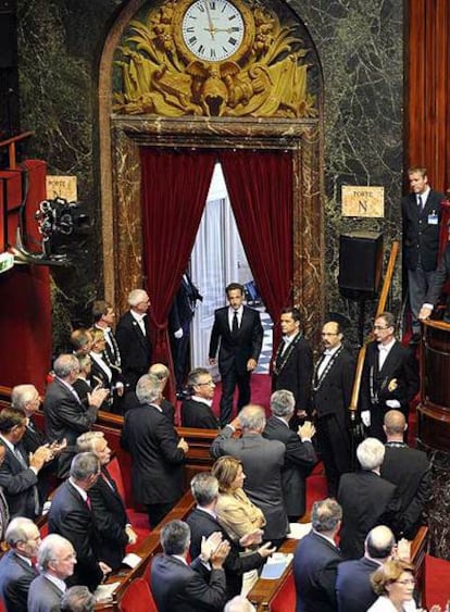 El presidente francés, Nicolas Sarkozy, hace su entrada en una de las maníficas salas del Palacio de Versalles, en las afueras de París, donde los senadores y diputados se han reunido de manera extraordinaria en Congreso en Versalles