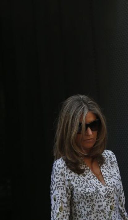 Rosalía Iglesias, esposa de Bárcenas, a la salida de la Audiencia Nacional.