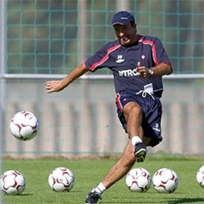 Miguel Ángel Lotina, durante un entrenamiento del Celta.