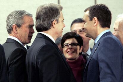 Breve saludo entre Rodríguez Zapatero y  Bush, en presencia de Tony  Blair, durante la cumbre de la OTAN en Bruselas, el 22 de febrero de 2005.