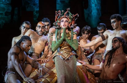 Victoria Abril, en una escena de 'Medusa', en el teatro romano de Mérida..