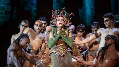 Victoria Abril, en una escena de 'Medusa', en el teatro romano de Mérida..