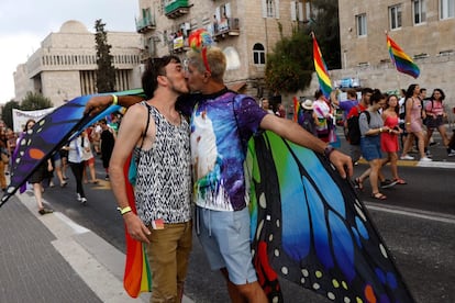 Una pareja se besa durante la Marcha del Orgullo LGTB en Jerusalén.