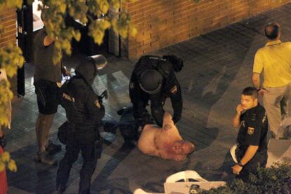 Varios geos reducen al secuestrador tras liberar a los dos rehenes que permanecieron durante unas cuatro horas en el interior de un bar en Vallecas.