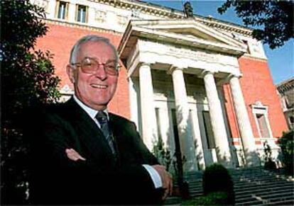 Víctor García de la Concha, frente a la fachada de la Real Academia Española.