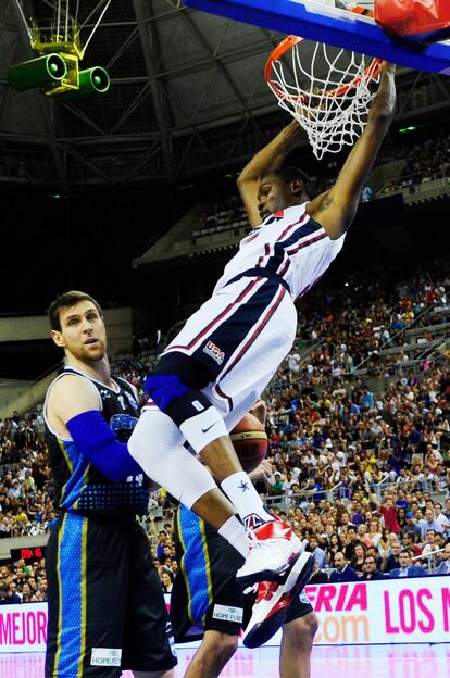 Kevin Durant se cuelga del aro frente al argentino Andrés Nocioni. El de Oklahoma fue el mejor jugador del partido celebrado ayer en el Palau. Durant metió 27 puntos y, sobre todo en los primeros compases de partido, fue la apisonadora que dejó a casi 20 puntos a los argentinos.