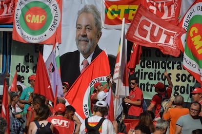 Manifestação em São Paulo contra o impeachment de Dilma.