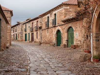 Una de las calles de Castrillo de los Polvazares (León), uno de los pueblos sin sucursal bancaria.