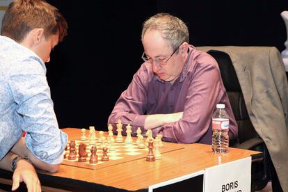 Borís Guélfand, durante la 1ª partida de la 2ª semifinal en el Magistral Ciudad de León, este sábado