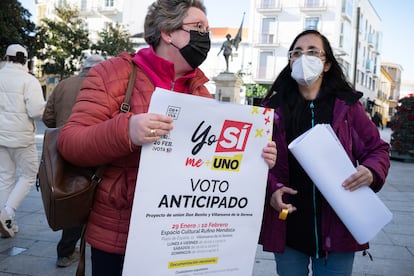 Joaqui y Guadalupe están encargadas de pegar carteles en Villanueva de la Serena anunciando el voto anticipado en el referéndum.