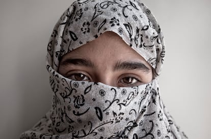 Fotografía de 2010 de la niña afgana Sabza, entonces con 13 años, que había sido casada forzosamente con un hombre que ya tenía esposa y que le doblaba la edad. Entonces estaba en una casa de acogida porque quería divorciarse. Imagen tomada en Herat (Afganistán).