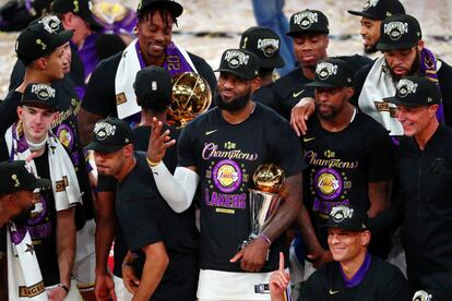 LeBron, en el centro, muestra este domingo cuatro dedos por sus cuatro títulos de campeón de la NBA tras derrotar a los Miami Heat en el sexto partido de la final.