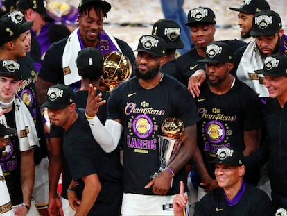 LeBron, en el centro, muestra este domingo cuatro dedos por sus cuatro títulos de campeón de la NBA tras derrotar a los Miami Heat en el sexto partido de la final.