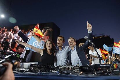 El vicesecretario general de Organización y Electoral del PP, Fernando Martínez-Maillo (c), el vicesecretario de Comunicación del PP, Pablo Casado (d), y la vicesecretaria de Estudios y Programas del Partido Popular, Andrea Levi (i), durante el acto electoral de fin de campaña.