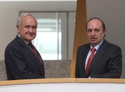 El presidente de Elkargi, Victoriano Susperregui (izquierda) y el consejero delegado, Jesús Alberdi, tras presentar los resultados de 2008.