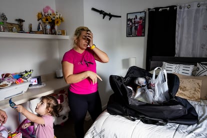 Yisel Miguel prepara una maleta con parte de las compras que Deivy se llevará a Cuba, el 11 de septiembre.