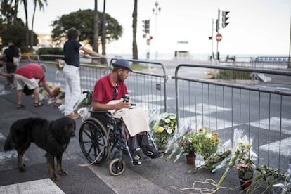 Ciutadans i turistes s'apropen a les tanques on s'estan col·locant flors en record als morts de l'atac terrorista, el 16 de juliol del 2016.