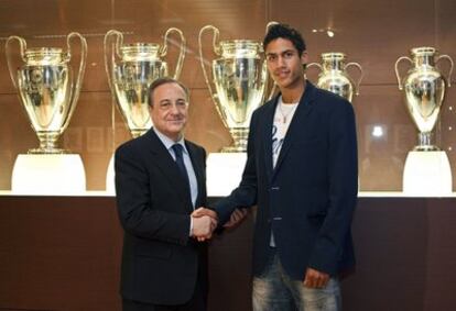 Varane, tras firmar su contrato con el Madrid.