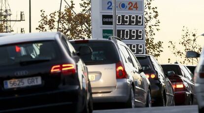 Coches al lado de una gasolinera