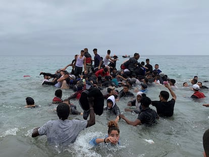 Un grupo de personas intentan entrar por mar en Ceuta desde Marruecos durante la crisis migratoria de mayo de 2021
