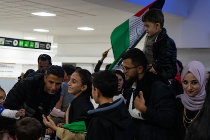De izquierda a derecha: Nashaat, Alma, Kamal, Fadi, Mohammed y Nagam Abed interactúan con algunas de las personas que los recibieron en el AICM a través de mensajes traducidos al árabe desde un teléfono móvil. 