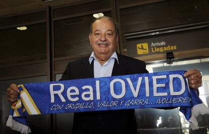 El millonario mexicano Carlos Slim posa con la bandera del Oviedo