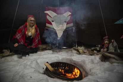 Katariina Guttorm, de la comunidad sami de Laponia (Finlandia), en una reconstrucción de una casa tradicional en Inari el 11 de abril de 2019.