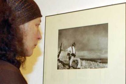 Una mujer contempla una de las fotografías de guerra más conocidas de Robert Capa en Berlín.