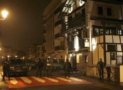 Miembros de la Guardia Civil ante  la  casa en Lesaka (Navarra) de  uno de los dos etarras detenidos.