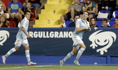 Iago Aspas (d) celebra su gol frente al Levante UD, en la primera jornada de Liga, señalando el escudo de su nuevo club. La vuelta del chico prodigio ha costado 5 millones al equipo vigués. Antes de su regreso a Balaídos, Aspas defendió la camiseta del Liverpool inglés y del Sevilla.