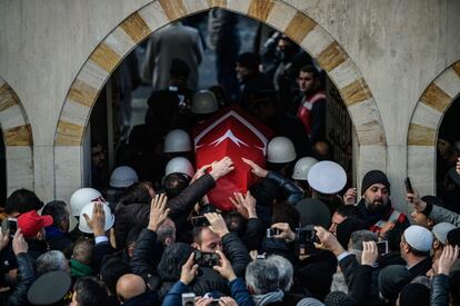 Un grupos de soldados portan el ataúd del soldado turco Fehmi Barcin, asesinado el día anterior en un ataque en Kayseri, durante su funeral en Estambul (Turquía).