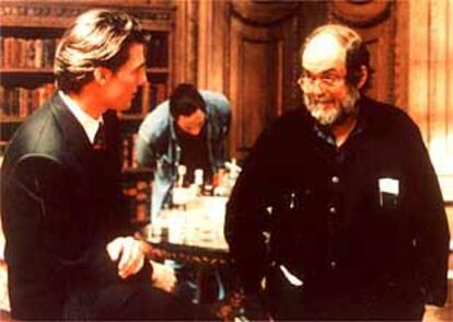 Stanley Kubrick (dcha.) charla con Tom Cruise durante el rodaje de <I>Eyes wide shut</I>.