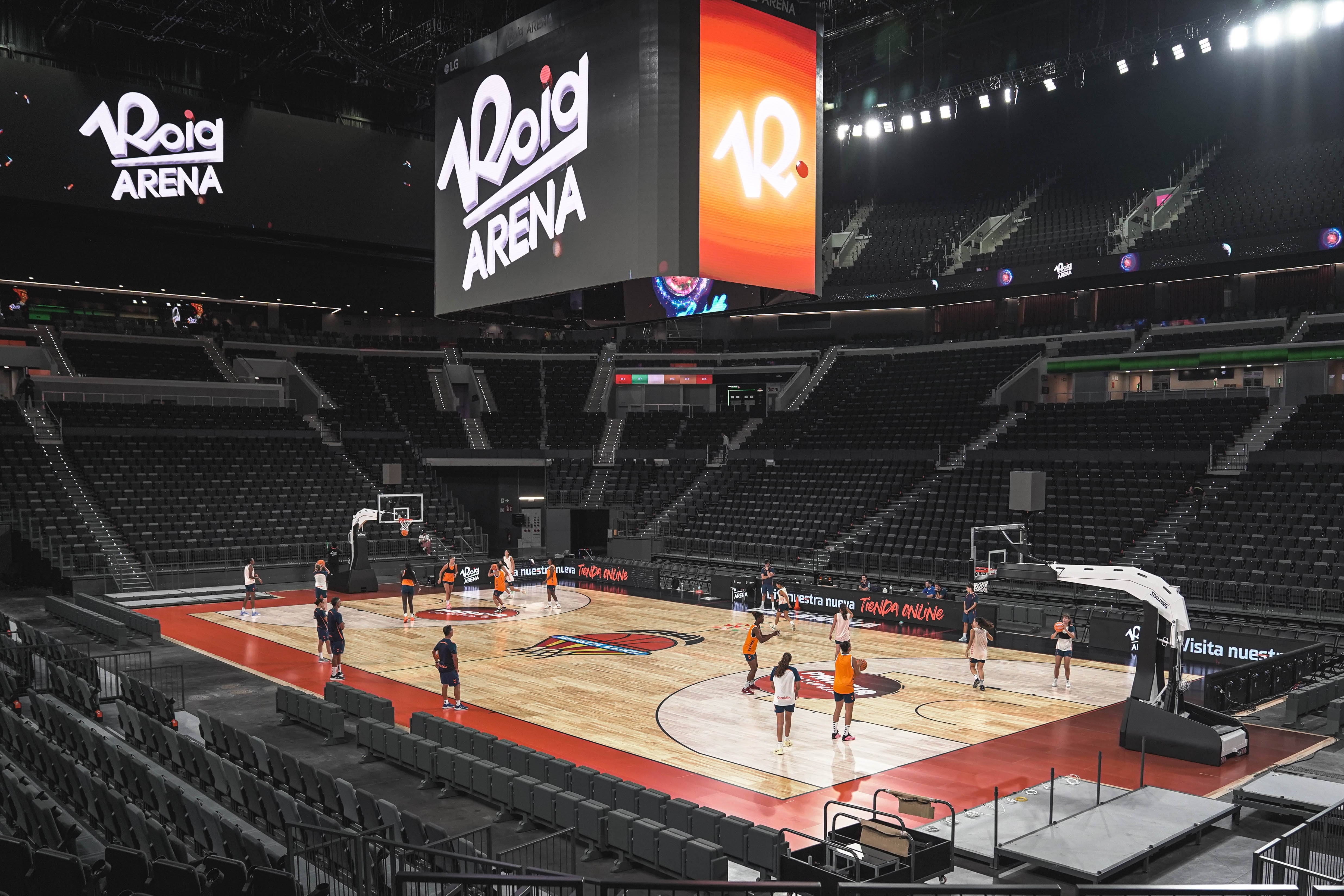 Interior del Roig Arena, durante un entrenamiento reciente del Valencia Basket femenino.
