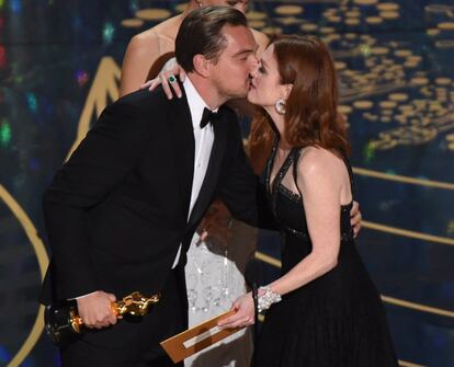 Julianne Moore entrega el Oscar a mejor actor a Leonardo Di Caprio por su papel en 'El renacido'. 