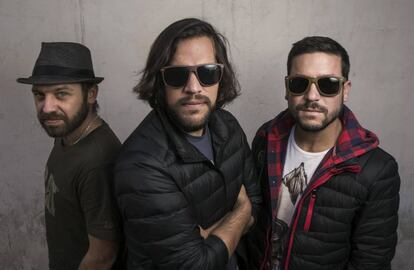 Luis Buckley, Alonso Briceño y Paul Schabauer, integrantes de la banda peruana We The Lion.