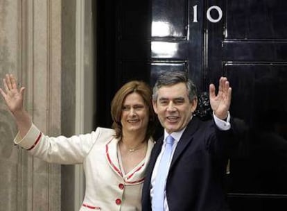 Gordon Brown y su esposa, Sarah, ante el número 10 de Downing Street, residencia oficial del primer ministro británico.
