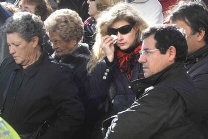 Vecinos de Olot guardan dos minutos de silencio a las puertas del Ayuntamiento por los cuatro asesinados en la ciudad el miércoles.