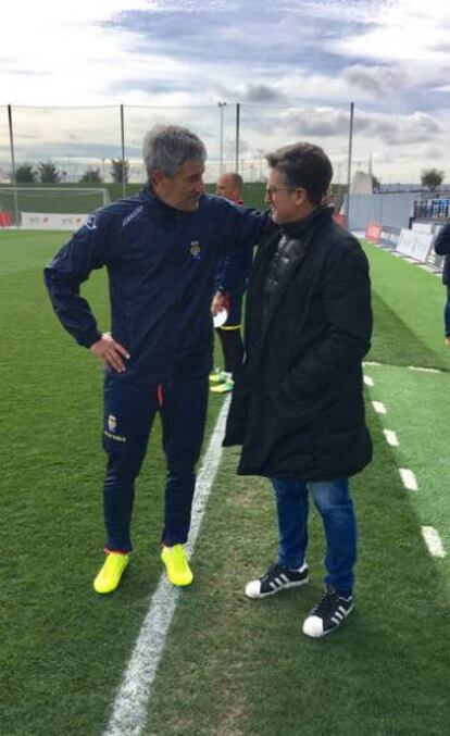 Quique Setién saluda al delegado madridista Chendo, con el que coincidió en la selección española en el Mundial de 1986, antes del entrenamiento de su equipo en el Alfredo Di Stéfano.