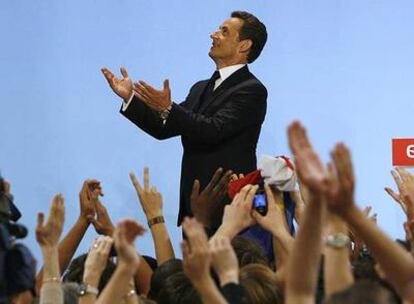 Nicolas Sarkozy se dirige ayer a sus partidarios en París tras el anuncio de los resultados electorales.