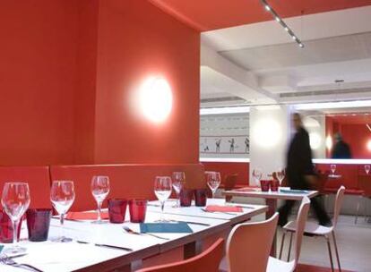 Comedor rojo y blanco del restaurante barcelonés Taxi Key.