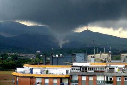 El tornado, captado ayer desde un edificio de Mollet del Vallès.
Este coche fue arrastrado hasta el mar desde una riera de Montgat.