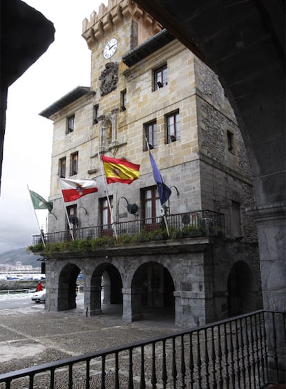 Un informe del Tribunal de Cuentas advierte del descontrol sistemático en la concesión de licencias urbanísticas en Castro Urdiales, municipio gobernado por Fernando Muguruza (alcalde tránsfuga del PRC) y Rufino Díez Helguera (teniente de alcalde, expulsado del PSOE).