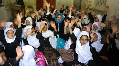 Paloma Escudero (centro), directora de Comunicación Global de Unicef, sentada entre estudiantes de primer grado en la escuela Halima Khazan, en Afganistán, en abril de 2022.