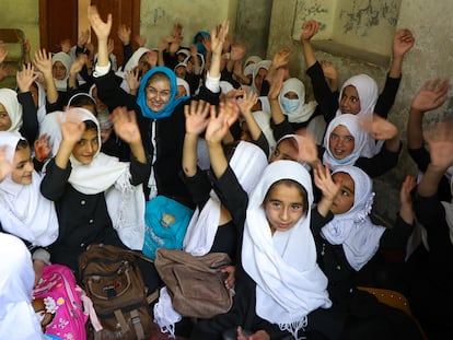 Paloma Escudero (centro), directora de Comunicación Global de Unicef, sentada entre estudiantes de primer grado en la escuela Halima Khazan, en Afganistán, en abril de 2022.