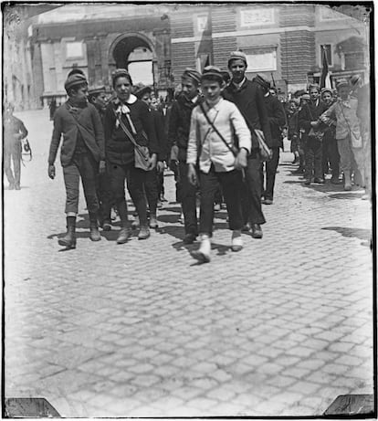 'Niños en la piazza del Popolo', en Roma, de Giuseppe Primoli.